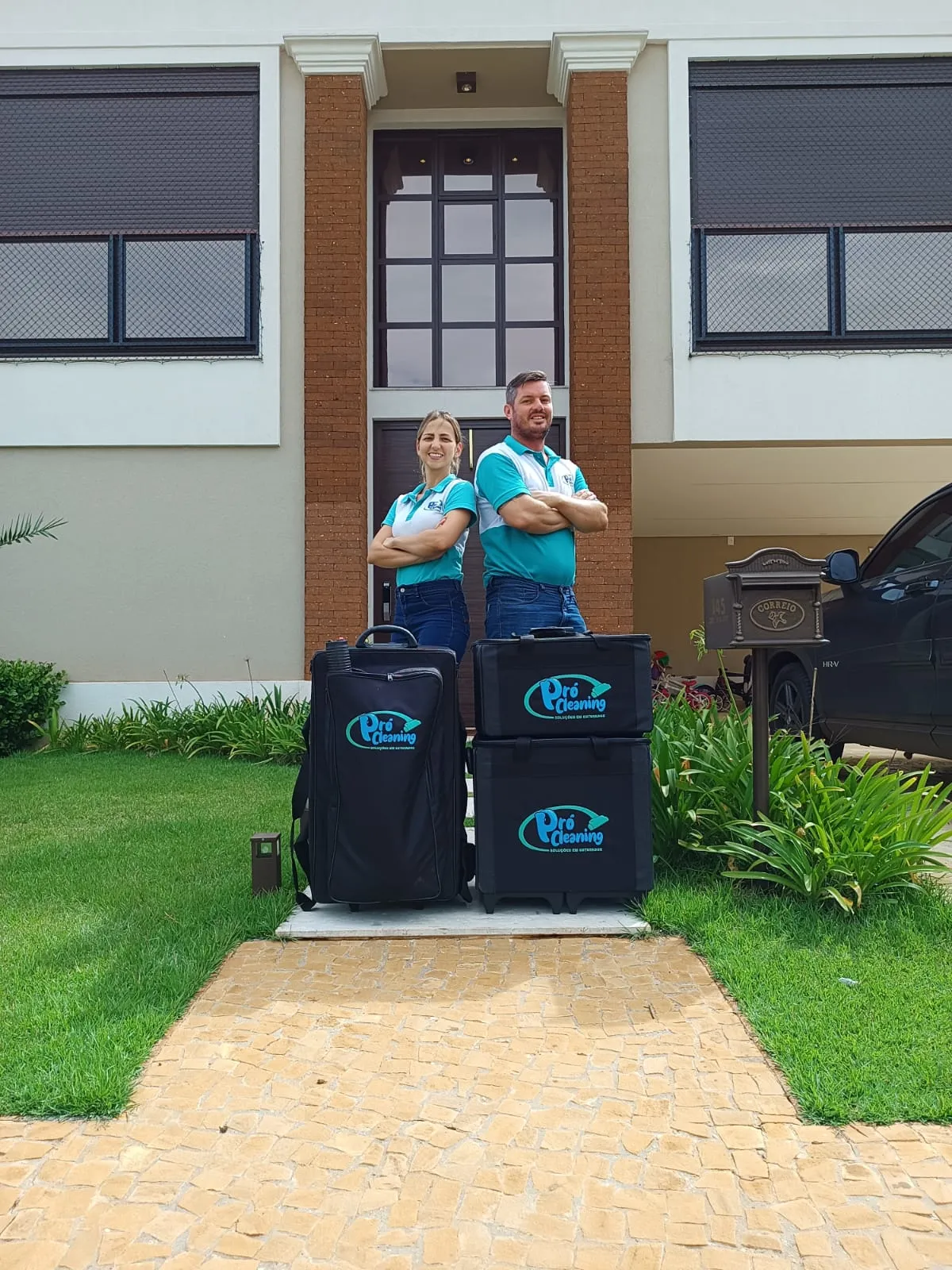 Equipe da Pró Cleaning com equipamentos profissionais em atendimento residencial